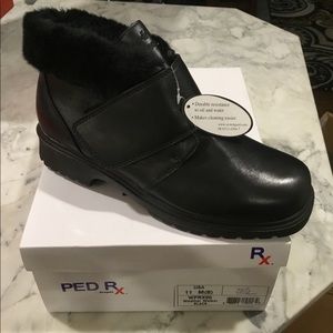 Women’s black winter boot